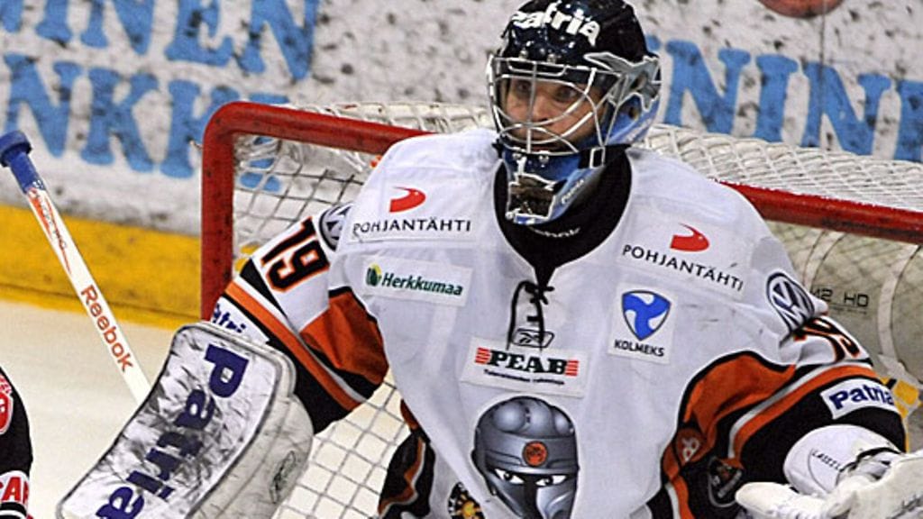 Teemu Lassila torjuu Leijonien maalilla Tukholman EHT-turnauksessa, kuva: Jussi Nukari / Lehtikuva