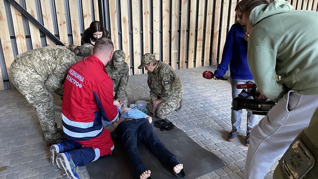Suomalaiset reserviläiset kouluttamassa ensiaputaitoja Ukrainassa syksyllä 2023.