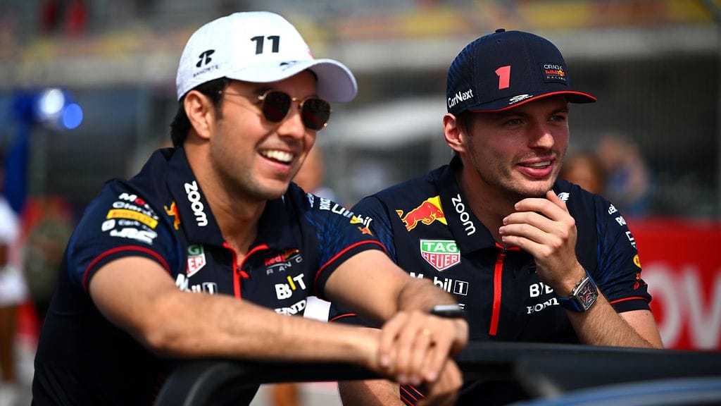 Sergio Perez (vas.) ja Max Verstappen vakuuttavat tulevansa hyvin juttuun, vaikka radalla toisen voittaminen onkin kaikki kaikessa.