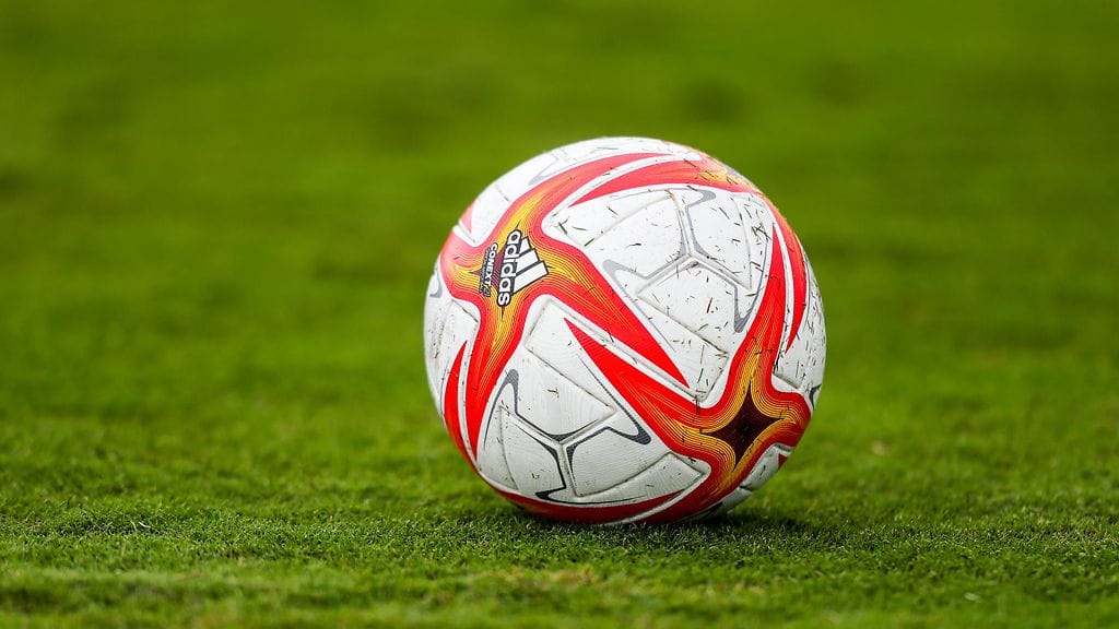 Kolumbian pääsarjan karsinnoissa puhkesi täysi kaaos, kun fanit ryntäsivät kentälle omien pelaajiensa kimppuun.