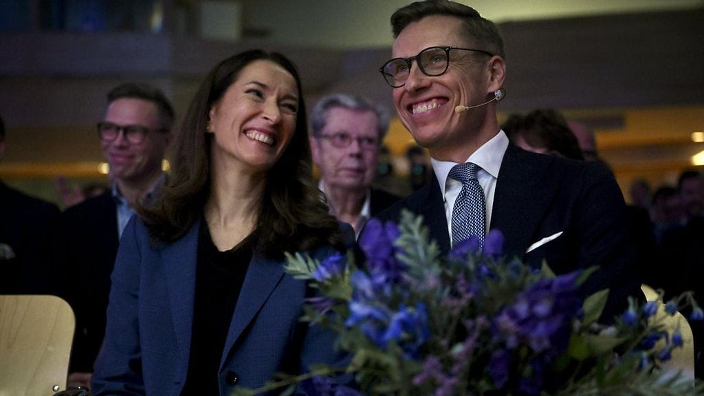 Kokoomuksen ylimääräisessä puoluekokouksessa puhui myös Stubbin puoliso Suzanne Innes-Stubb.