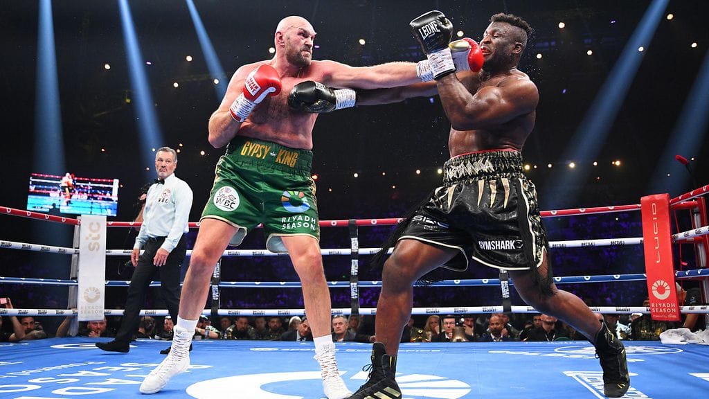 Tyson Fury (vas.) voitti Francis Ngannoun hajaäänituomiolla.