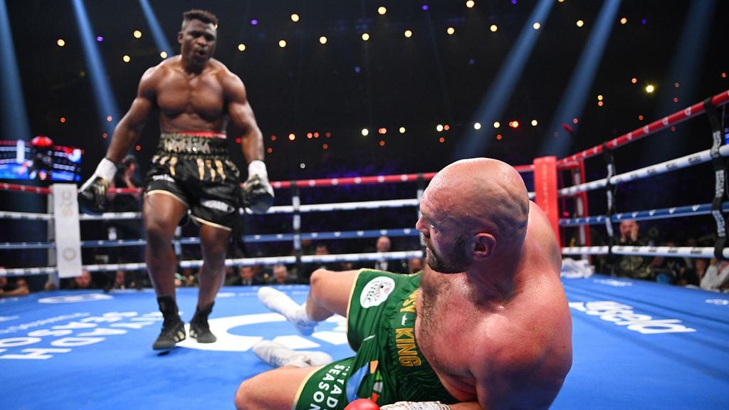 Francis Ngannou löi Tyson Furyn lattiaan kaksikon välisen ottelun kolmannessa erässä.