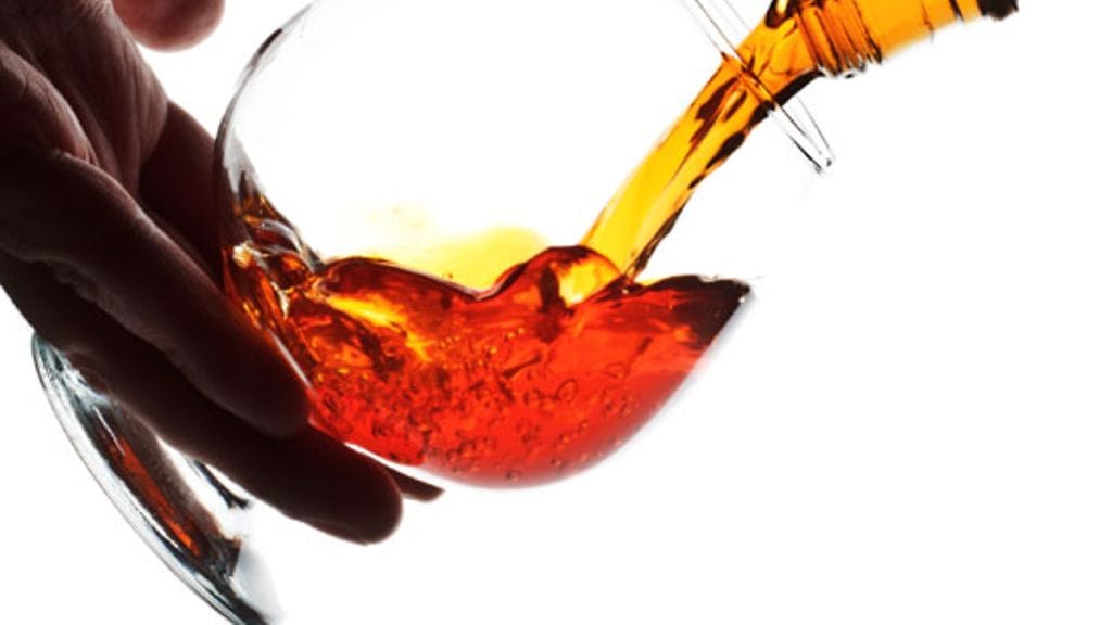 Osa drinkeistä kaataa suoraan sänkyyn, osa pitää hereillä läpi yön. Kuvituskuva.