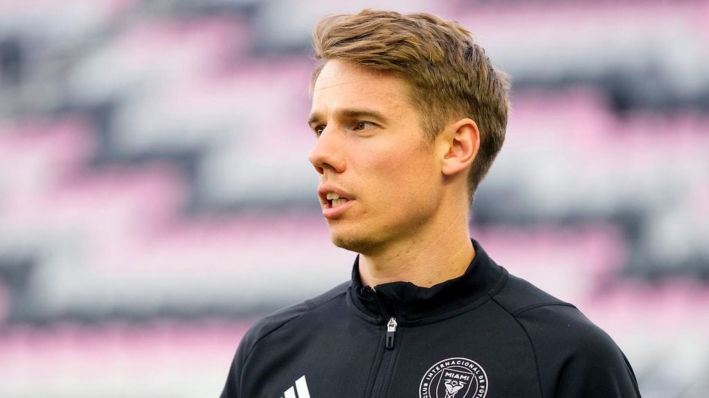 Robert Taylor ilahdutti jalkapallofaneja kekseliäällä halloween-asullaan.