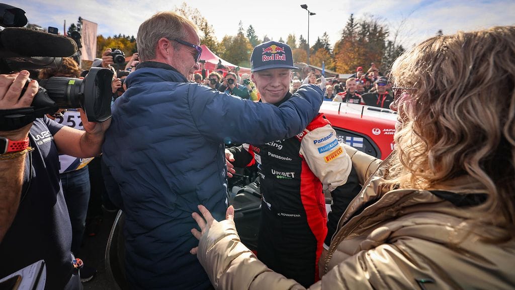 Tiina Rovanperä (oik.) pääsi ensimmäistä kertaa kisakartturin rooliinsa Kallen voittokisassa Italiassa.