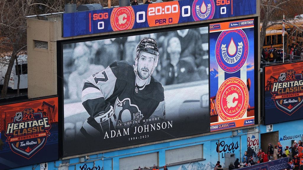 Adam Johnsonia muisteltiin Calgary Flamesin ja Edmonton Oilersin välisessä NHL Heritage Classic -ottelussa.