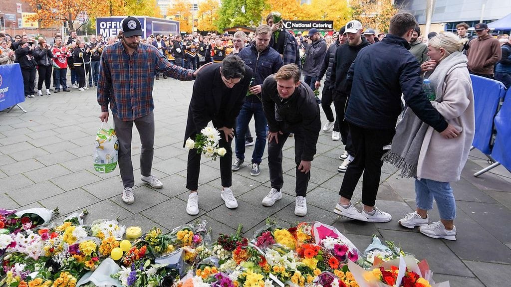 Adam Johnsonin ystävät ja pelikaverit sekä Nottingham Panthersin fanit laskivat sunnuntaina kukkia traagisesti menehtyneen pelaajan muistolle.