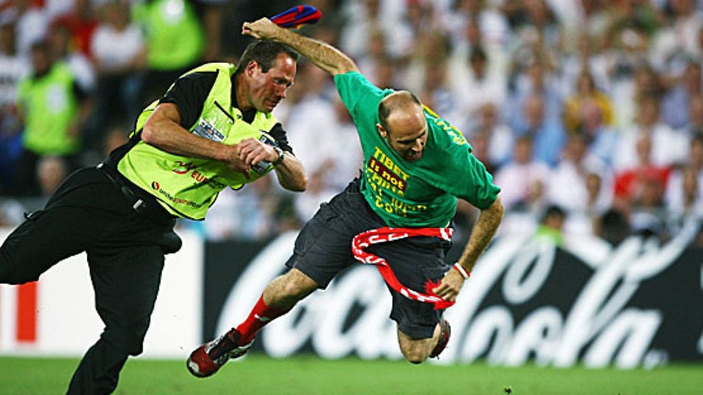 Jimmy Jump kentällä EM-välierässä Saksa-Turkki. Kuva: Alex Livesey/GETTY.