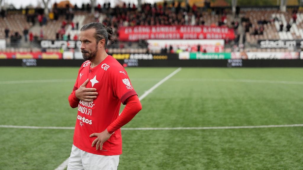 HIFK on kipeässä rahapulassa. Kuvassa pelaajauransa vuosi sitten lopettanut pitkäaikainen seuran pelaaja Jukka Halme.