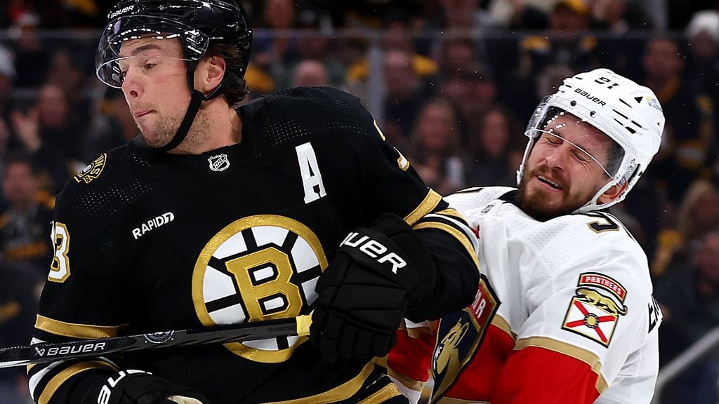 Charlie McAvoy (vas.) taklasi Oliver Ekman-Larssonia suoraan päähän.