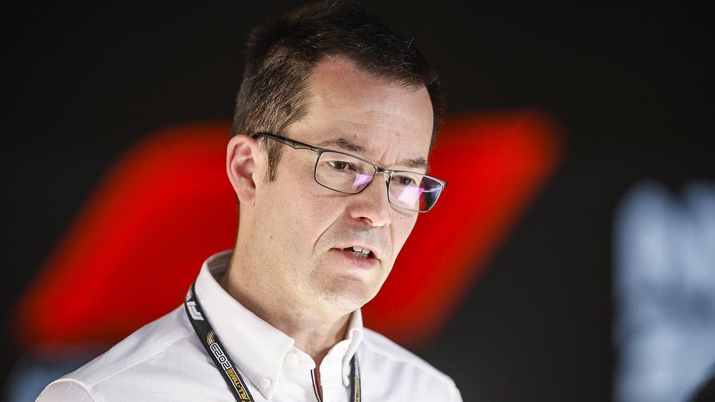 Mike Elliott siirtyy sivuun Mercedekseltä.