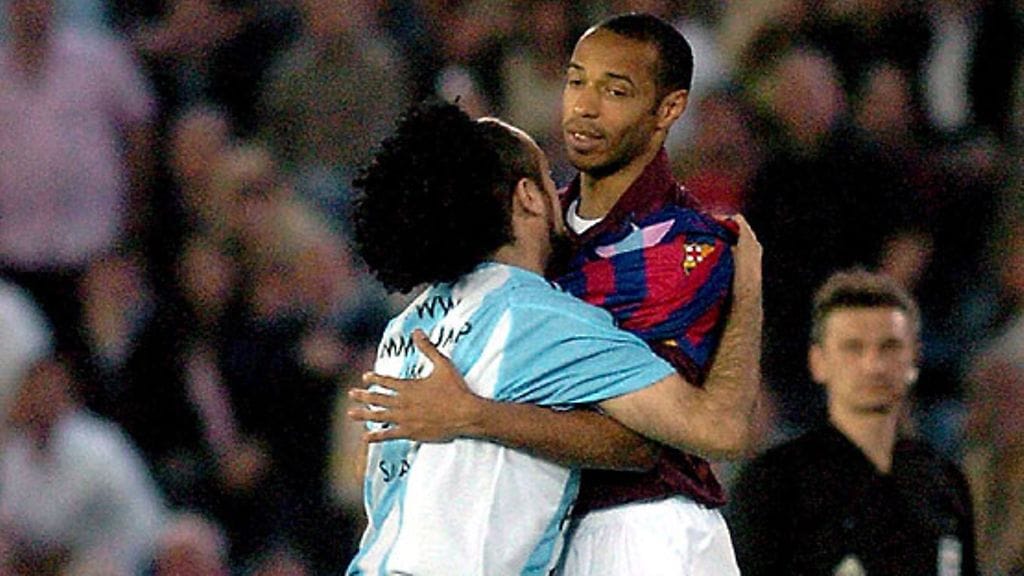 Jimmy Jump ja Thierry Henry (Kuva: EPA/MANUEL BRUQUE)