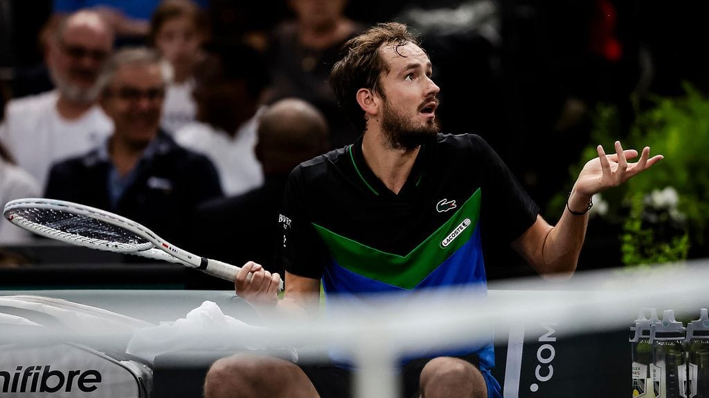 Daniil Medvedev joutui yleisön hampaisiin Pariisissa.