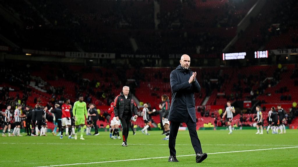 Manchester Unitedin päävalmentaja Erik ten Hag marssi pettyneenä pois kentältä 0–3-tappioon päättyneen cup-ottelun jälkeen.