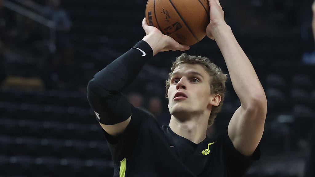 Markkanen palasi parketille.