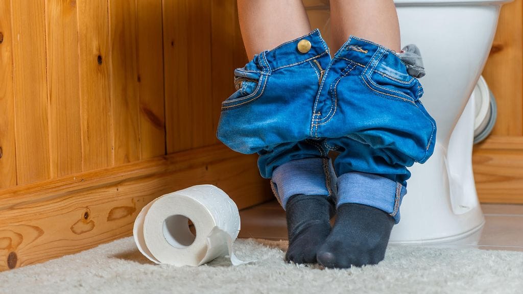 lapsi pöntöllä vessassa