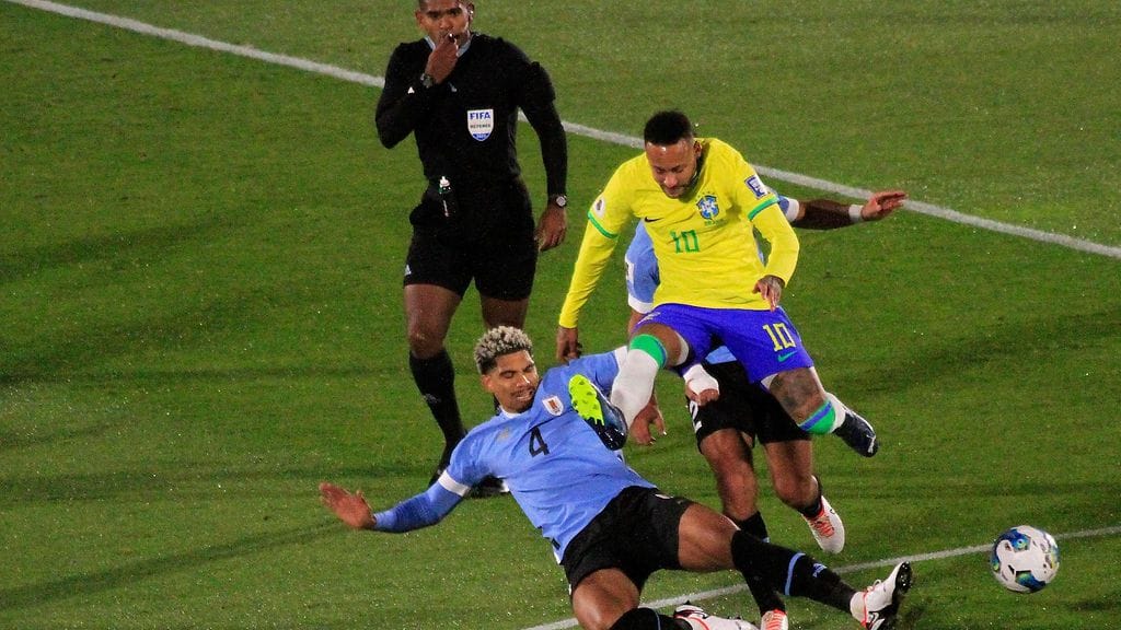 Neymar loukkaantui MM-karsintaottelussa Uruguayta vastaan.