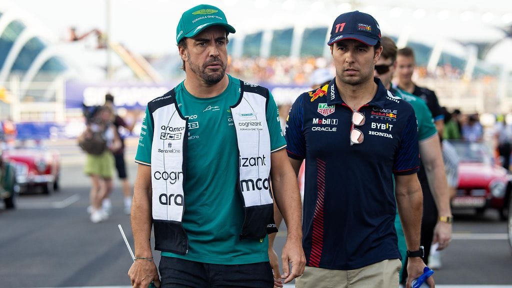 Fernando Alonso ja Sergio Perez Singaporen GP:ssä viime syyskuussa.