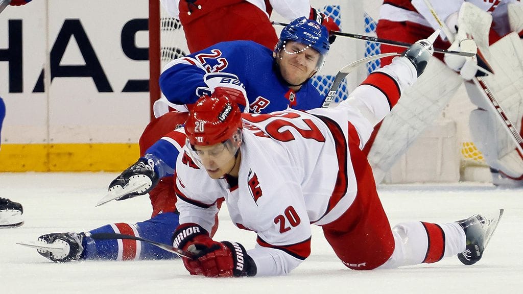 Sebastian Aho ja Adam Fox törmäsivät yön NHL-kierroksella.