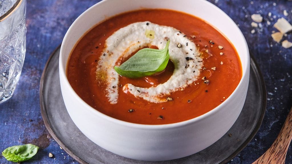 Kun tölkkitomaatit paahtaa uunissa, tomaattikeiton maku paranee!