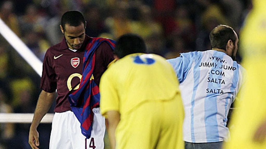 Jimmy Jump on heittänyt Arsenalin Thierry Henrya Barcelona-lipulla Mestarien liigan välierässä 2006. Kuva: Alex Livesey/GETTY.