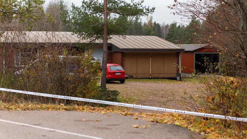 Vuonna 1980 syntynyt mies löytyi kuolleena omakotitalonsa pihalta Pyhtään Heinlahdessa viime viikolla.