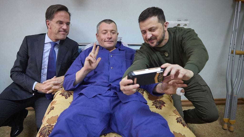 LK 4.11.2023 Ukrainan presidentin lehdistöpalvelun 13. lokakuuta 2023 ottamassa ja julkaisemassa valokuvassa Ukrainan presidentti Volodymyr Zelenskyi (oik.) ja Alankomaiden pääministeri Mark Rutte (vas.) ottavat selfie-kuvan ukrainalaisen sotilaan kanssa sotilassairaalassa Odesassa.