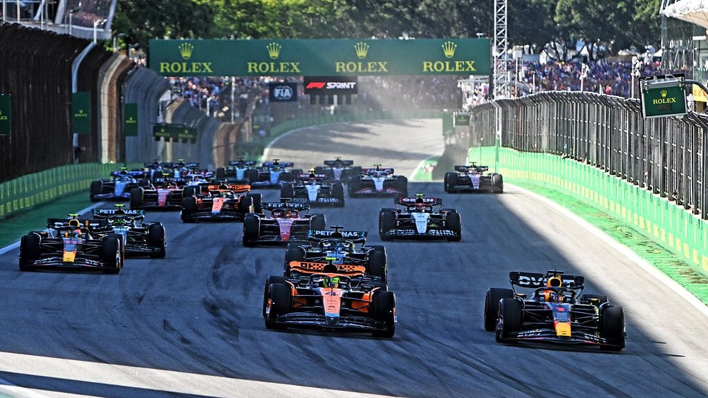 Red Bullin Max Verstappen (oik.) ohitti McLarenin Lando Norrisin lähdössä.