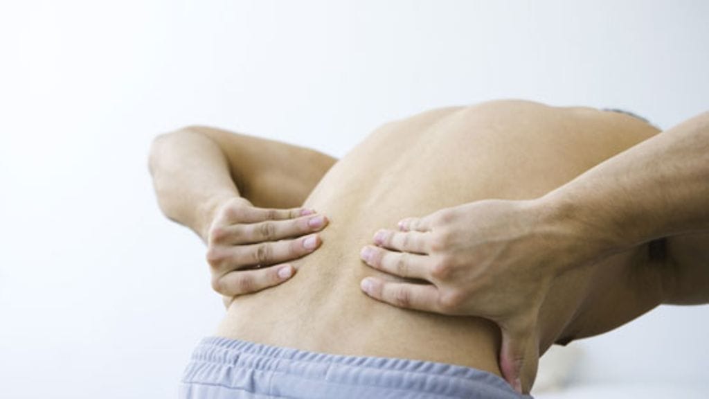 Noin viisi prosenttia selkäkivuista on vakavia. Kuvituskuva.