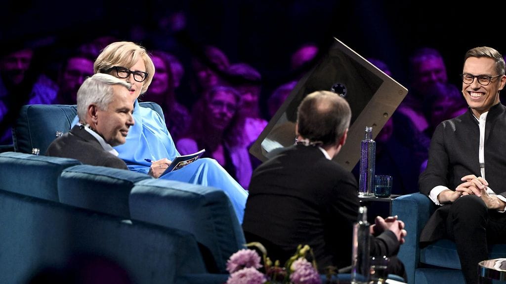 Juontaja Katja Ståhl sekä presidenttiehdokkaat Pekka Haavisto (vas.), Jussi Halla-aho (selin) ja Alexander Stubb Elämäni Biisi -ohjelman finaalilähetyksessä Nokia Areenalla Tampereella 4. marraskuuta 2023.
