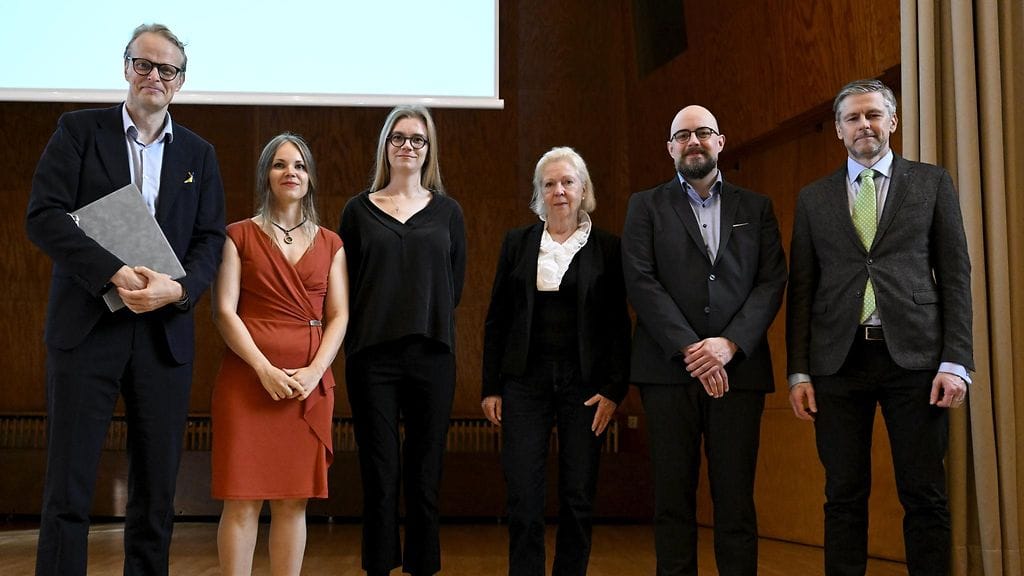 Faktabaari palkittiin monipuolisesta työstä faktantarkistuksen ja informaatiolukutaidon puolesta. Palkinnon ottivat vastaan vasemmalta oikealle: Mikko Salo, Pipsa Havula, Elsa Kivinen, Marjanne Paasi, Markus Neuvonen ja Joona Pörsti. Kuva: Lehtikuva