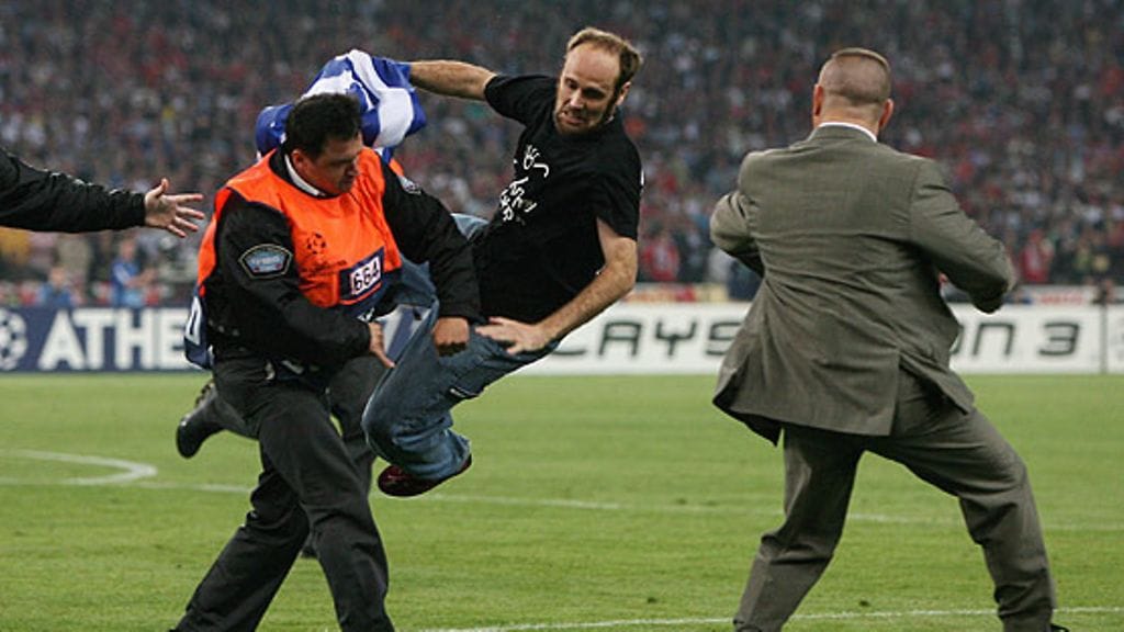 Jimmy Jump Mestarien liigan loppuottelussa 2007 (Kuva: EPA/KERIM OKTEN)