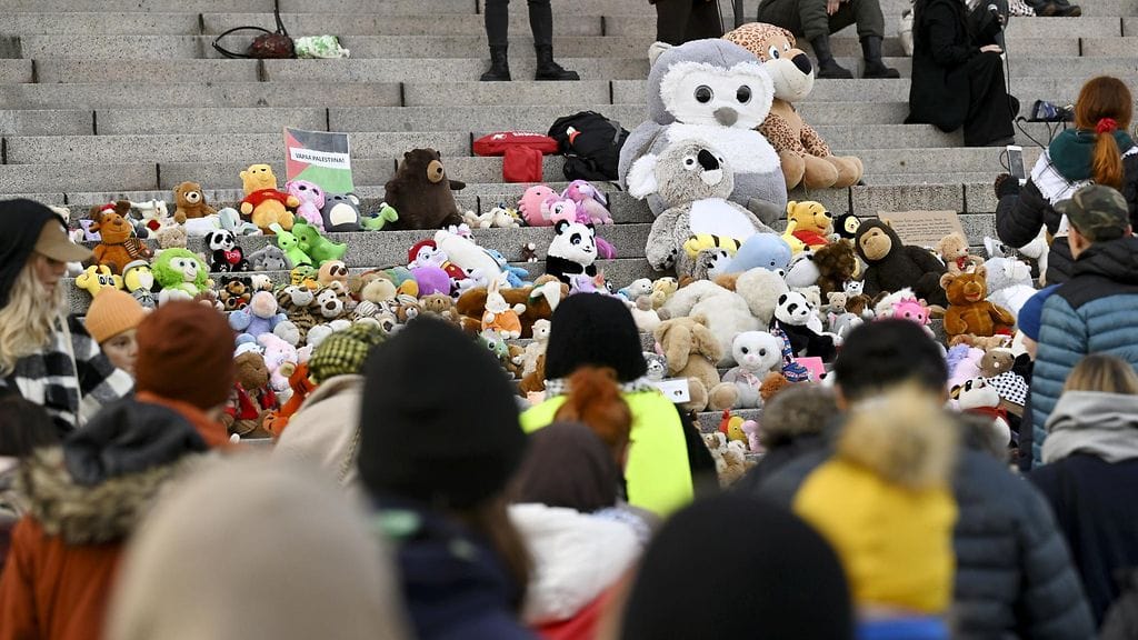 Pehmoleluprotesti eli lelumielenosoitus Eduskuntatalon portailla 5. marraskuuta 2023. Kuva: Lehtikuva