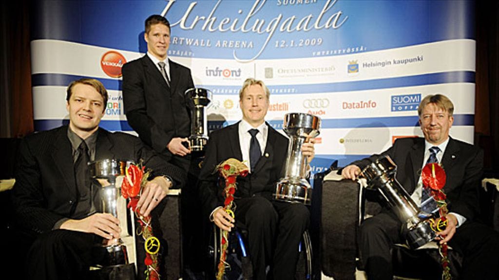 Urheilu-urastaan palkitut Hanno Möttölä, Jani Tanskanen, Markku Niinimäki ja Juha Hirvi, kuva: Antti Aimo-Koivisto/Lehtikuva