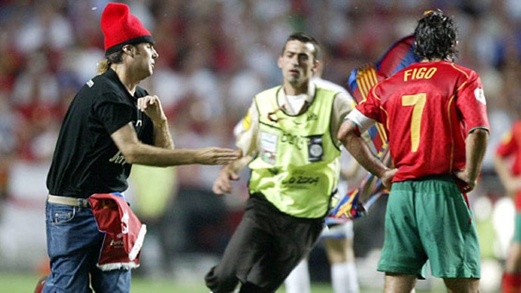 Jimmy Jump häiriköi jalkapallon vuoden 2004 EM-loppuottelua Portugalin ja Kreikan välillä. (Kuva: EPA/ANTONIO COTRIM)