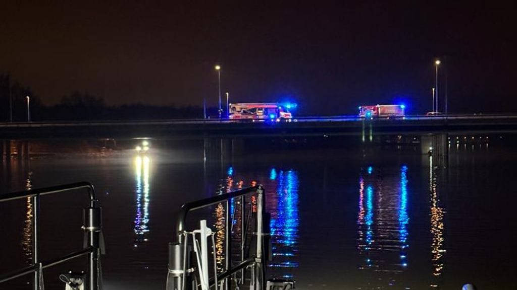 Merivartioston julkaisema kuva Vuosaaren sillan edustalta maanantain ja tiistain välisenä yönä.