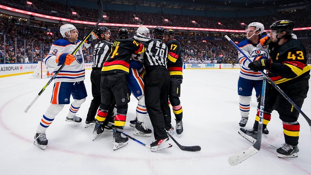 Edmonton Oilersin supertähdet Leon Draisaitl (vas.) ja Connor McDavid (oik.) rähisivät Vancouver Canucksia vastaan pelatussa ottelussa.