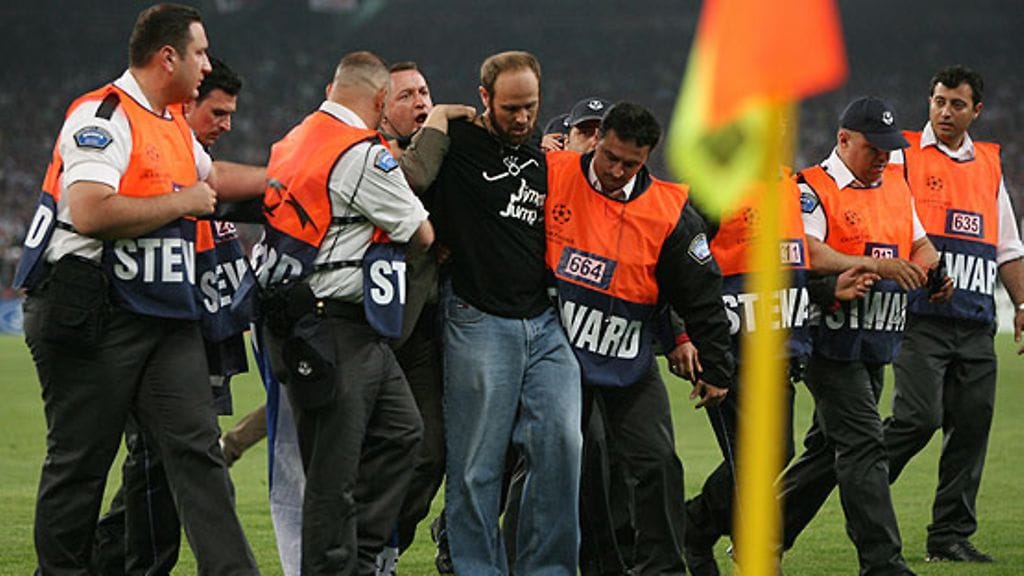 Jimmy Jump Mestarien liigan loppuottelussa 2007 (Kuva: EPA/KERIM OKTEN)