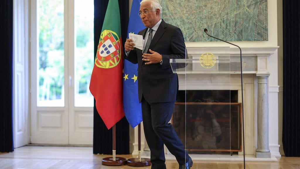 Portugalin pääministeri Antonio Costa poistuu puhuttuaan kansalle Sao Benton palatsissa Lissabonissa 7. marraskuuta 2023.
