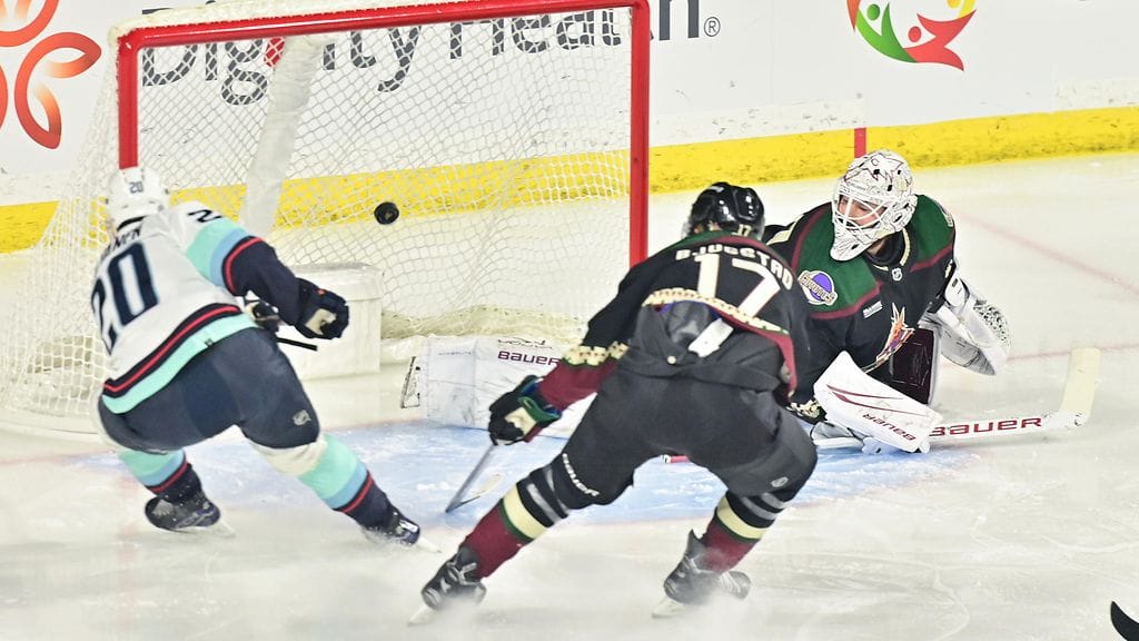 Seattle Krakenin Eeli Tolvanen teki maalin Arizona Coyotesin verkkoon yön NHL-kierroksella.