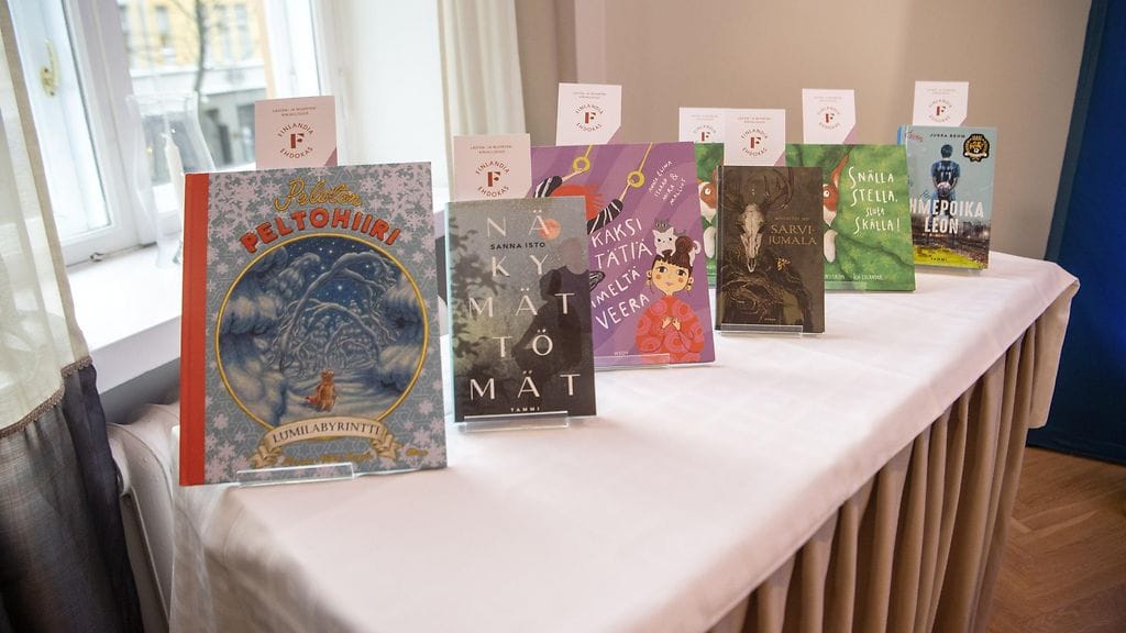 Ehdokkaina ovat vasemmalta oikealle: Meri ja Aleksi Korpelan teos Peloton Peltohiiri – Lumilabyrintti, Sanna Iston teos Näkymättömät (Tammi), Anna Elina Isoaron ja Mira Malliuksen teos Kaksi tätiä nimeltä Veera (WSOY), Magdalena Hain teos Sarvijumala (Otava), Ted Forsströmin ja Åsa Lucanderin teos Snälla Stella, sluta skälla!, suomennettuna Hissun kissun, Hilja! (Förlaget / Etana Editions) sekä Jukka Behmin teos Ihmepoika Leon (Tammi).