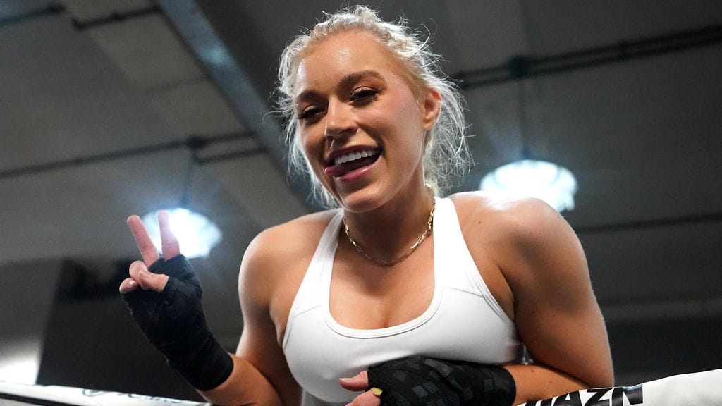 Elle Brooke kävi erikoiseksi äitynyttä sananvaihtoa.