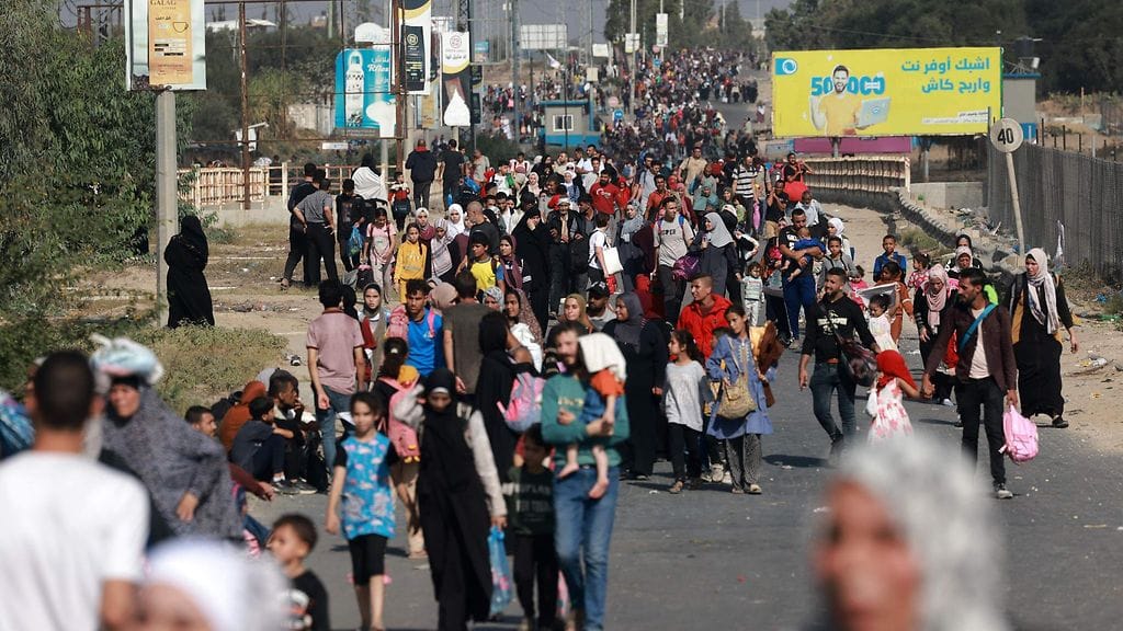 Palestiinalaiset kävelevät tietä pitkin paetessaan Gazan kaupungista ja muista Gazan pohjoisosista 8. marraskuuta 2023 Israelin ja Hamasin välisten taistelujen keskellä.