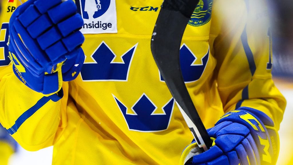 Ruotsin maajoukkue ei kanna tätä kruunutunnusta kaukalon ulkopuolella.