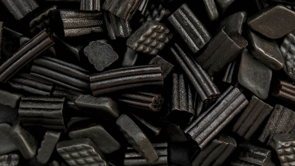 Salmiakkimakeisista löytyi Ylen testissä liikaa EU:ssa kiellettyä ainetta.