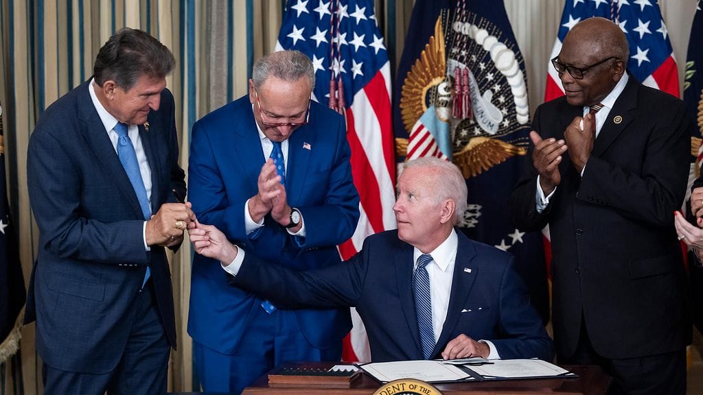 Demokraattisenaattori Joe Manchin ei aio hakea jatkokaudelle. Manchin kuvassa vasemmalla. Kuva: AOP