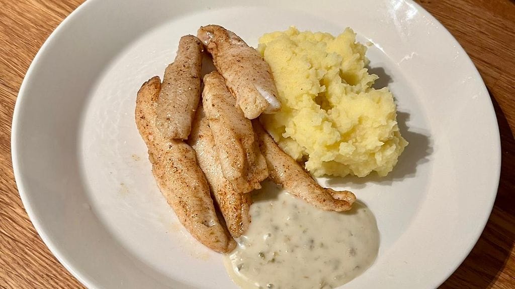 Paistetut ahvenfileet maistuvat esimerkiksi perunamuusin kanssa.