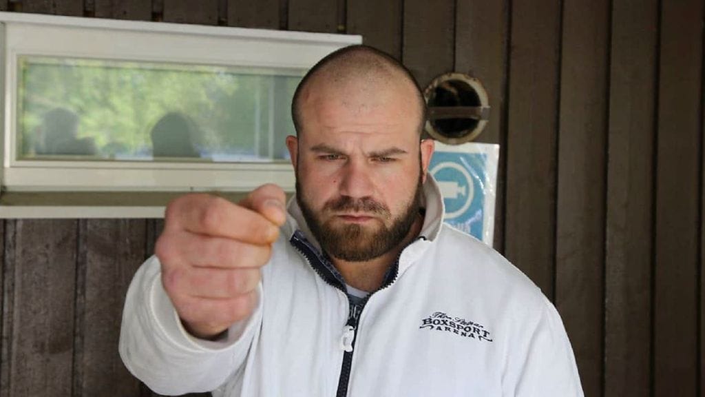 Esitutkinnassa Esa Pellikka näytti poliisin tutkijoille, miten ampui pihalleen tulleen tuttavan.