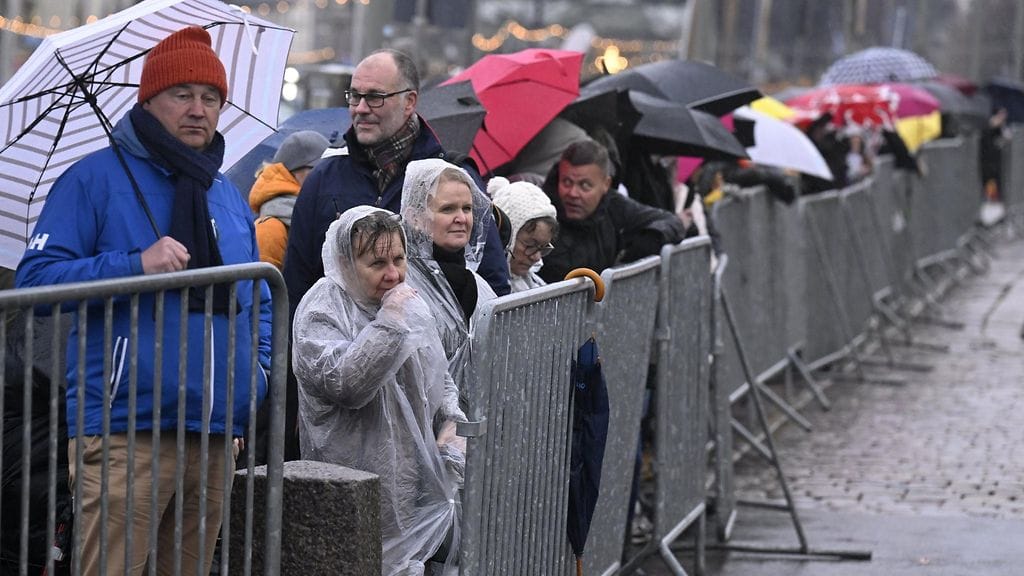 LK Ahtisaaren hautajaiset yleisöä Presidentinlinnan lähellä 10112023